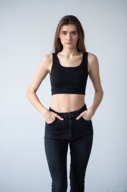 Kısa saçlı ve siyah pantolonlu güzel bir esmer kadının portresi.