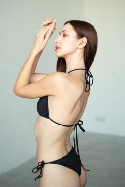 Mayo giymiş güzel bir kadın