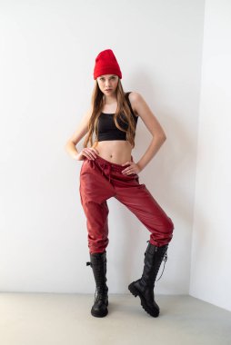 Kırmızı ceketli güzel bir kadının portresi.