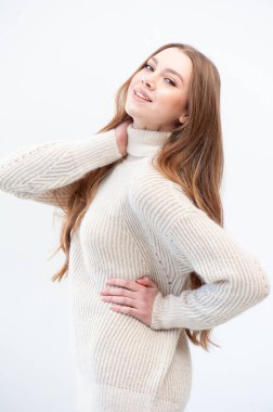 Beyaz kazaklı genç kadın