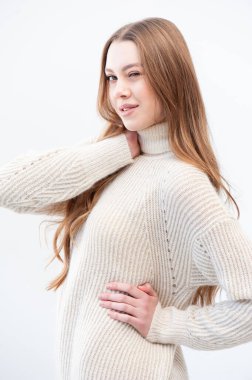 Beyaz kazaklı güzel kadın.