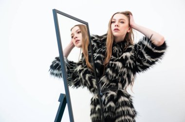 Makyajlı kürklü genç bir kadının portresi.