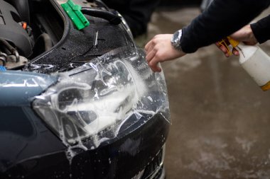 Farların parlatılması ve geliştirilmiş berraklık ve uzun süreli koruma için koruyucu PPF uygulaması. Pürüzsüz bir bitiş ve dayanıklılığı güvence altına alan profesyonel temizlik hizmeti