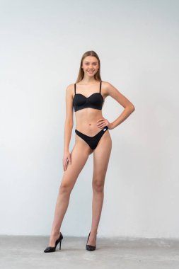 Basit siyah iç çamaşırlı, taze yüzlü bir mankenin görüntüsü. Doğal özelliklerini, vücut oranlarını ve kendine güvenen duruşunu vurguluyor. Ajans keşifleri ve profesyonel portföy güncellemeleri için ideal