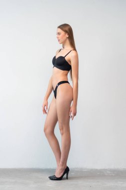 Basit siyah iç çamaşırlı, taze yüzlü bir mankenin görüntüsü. Doğal özelliklerini, vücut oranlarını ve kendine güvenen duruşunu vurguluyor. Ajans keşifleri ve profesyonel portföy güncellemeleri için ideal