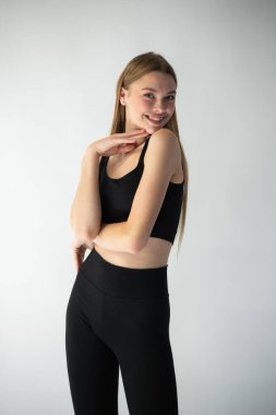 Güzel kız önünde duruyor ve kameraya bakıyor.