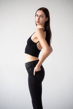 Siyah pantolonlu güzel esmer bir kızın portresi.