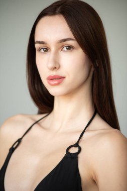 Yakın plan. Esmer, güzel bir kadının siyah makyajlı bir portresi.