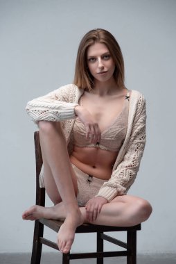 Uzun kahverengi saçlı, beyaz dantel gömlekli seksi genç kız.