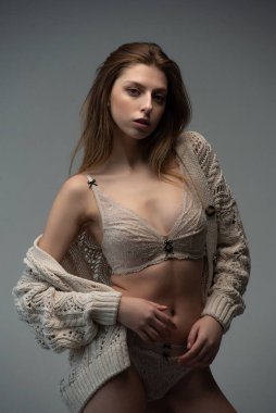 Beyaz dantelli seksi kız