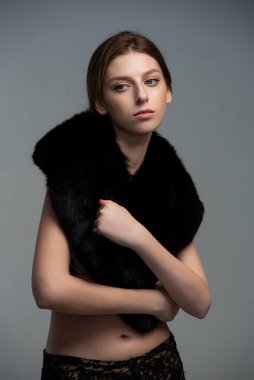 Kürklü güzel kız.