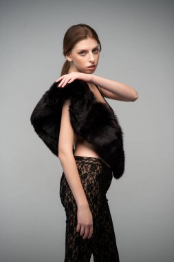 Siyah elbiseli güzel kadın.