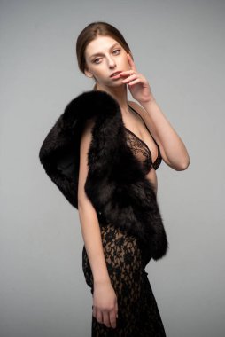 İç çamaşırlı seksi kadın.