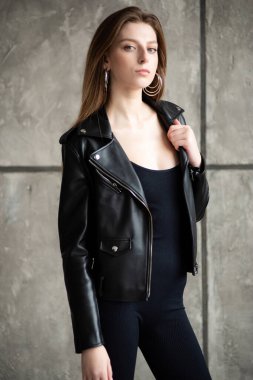 Deri ceketli kız moda