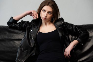 Stüdyoda poz veren deri ceketli güzel bir kadın..