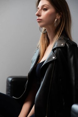 Stüdyoda poz veren güzel kız