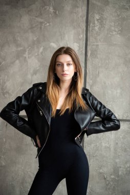 Deri ceketli genç bir kızın portresi..