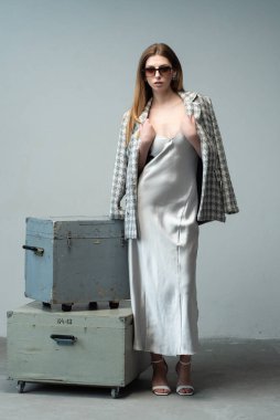 Bavullu beyaz elbiseli kadın.