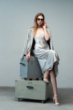 Klasik tarzda poz veren kız..