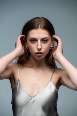 Beyaz elbiseli güzel kız.