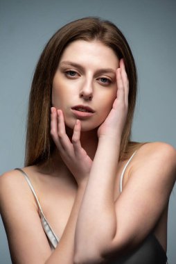 Güzel makyajlı genç kız.