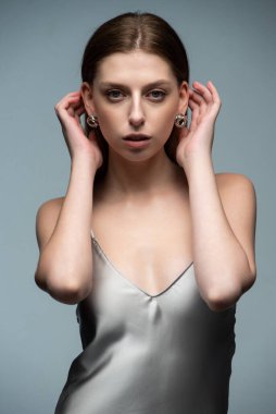 Koyu arkaplanda mücevherleri olan güzel bir kadın, yakın plan.