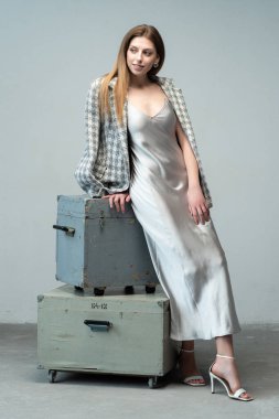 genç kadın stüdyoda poz