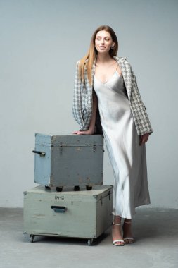 Beyaz gömlekli güzel kadın poz veriyor.