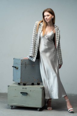 Eski bavuldaki kız.