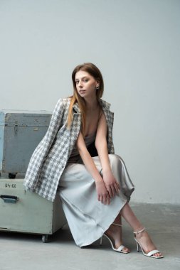 Stüdyoda poz veren beyaz elbiseli güzel bir sarışın. yüksek kaliteli fotoğraf