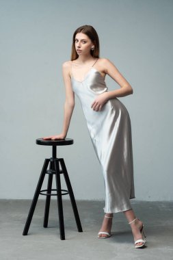 Beyaz elbiseli güzel kız poz veriyor