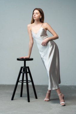 Gri elbiseli güzel bir kadın.