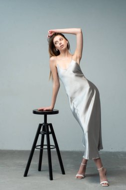 Beyaz gömlekli genç kız.