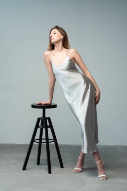 gri bir arka plan üzerinde genç bir kızın portresi