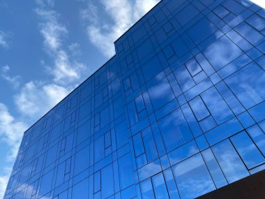 Gökyüzü arka planında modern ofis binası. Retro çelik ve renkli tonal arka plan