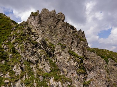Karpat Dağları 'ndaki yüksek dağlar. Bulutlar bir sıradağdır..