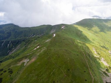 Karpatlar 'da bulutlu dağ manzarası, Ukrayna