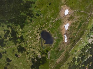 Sabahları dağların havadan görünüşü