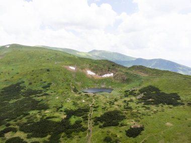 Yaz mevsiminde dağ manzarası