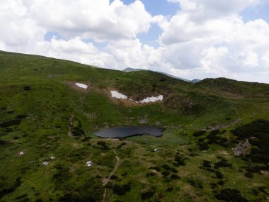 Arka planda dağ olan gölün havadan görünüşü