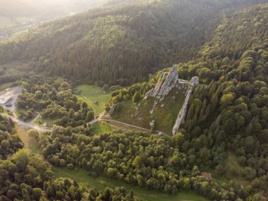 Ormandaki antik bir kalenin kalıntılarının havadan görünüşü.
