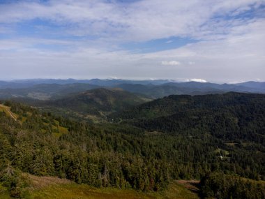 bir dağ sırasının havadan görünüşü