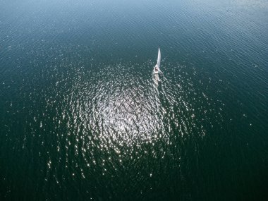 Denizde yelkenli teknesi