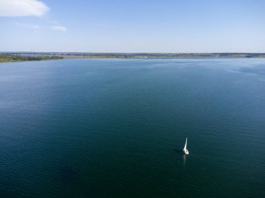 Göl kenarında küçük bir yelkenli teknenin insansız hava aracı fotoğrafı..
