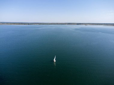 Gölün ortasındaki drone görüntüsü, havadan görüntü..