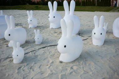 Parktaki beyaz plastik tavşan..