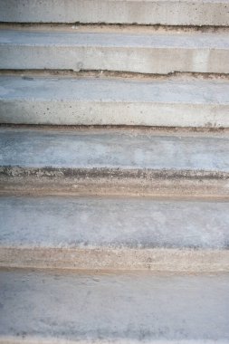 Merdivenleri ve merdivenleri olan beton duvar