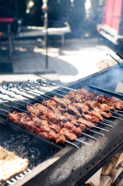 Izgarada lezzetli et ile barbekü..