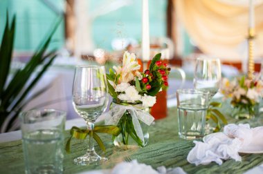 Çiçek ve süslemeli düğün dekoru