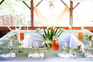 Çiçekli düğün masası